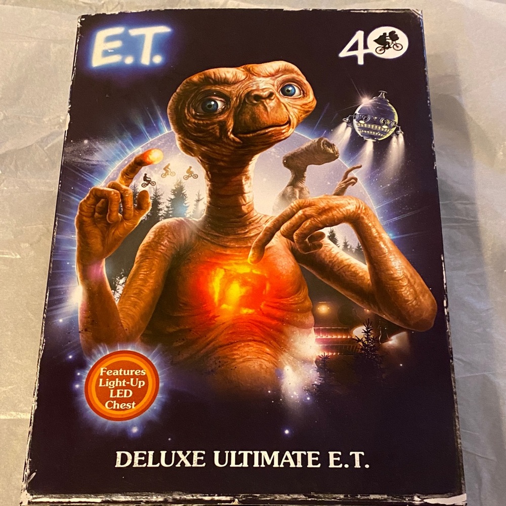 Deluxe Ultimate E.T. Figure with Light-Up LED Chest